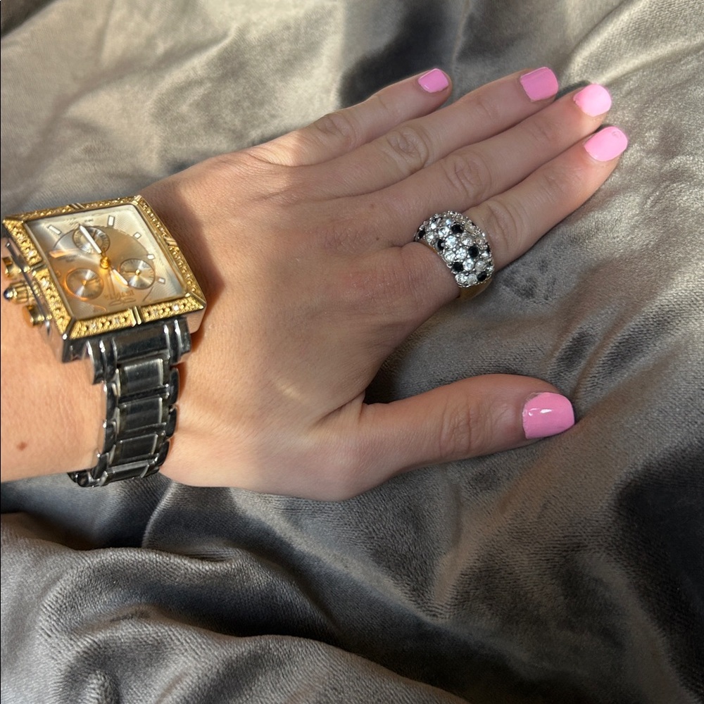 Non Signe Vintage 18 KT HGE  Black and Silver Crystal Ring Size 8